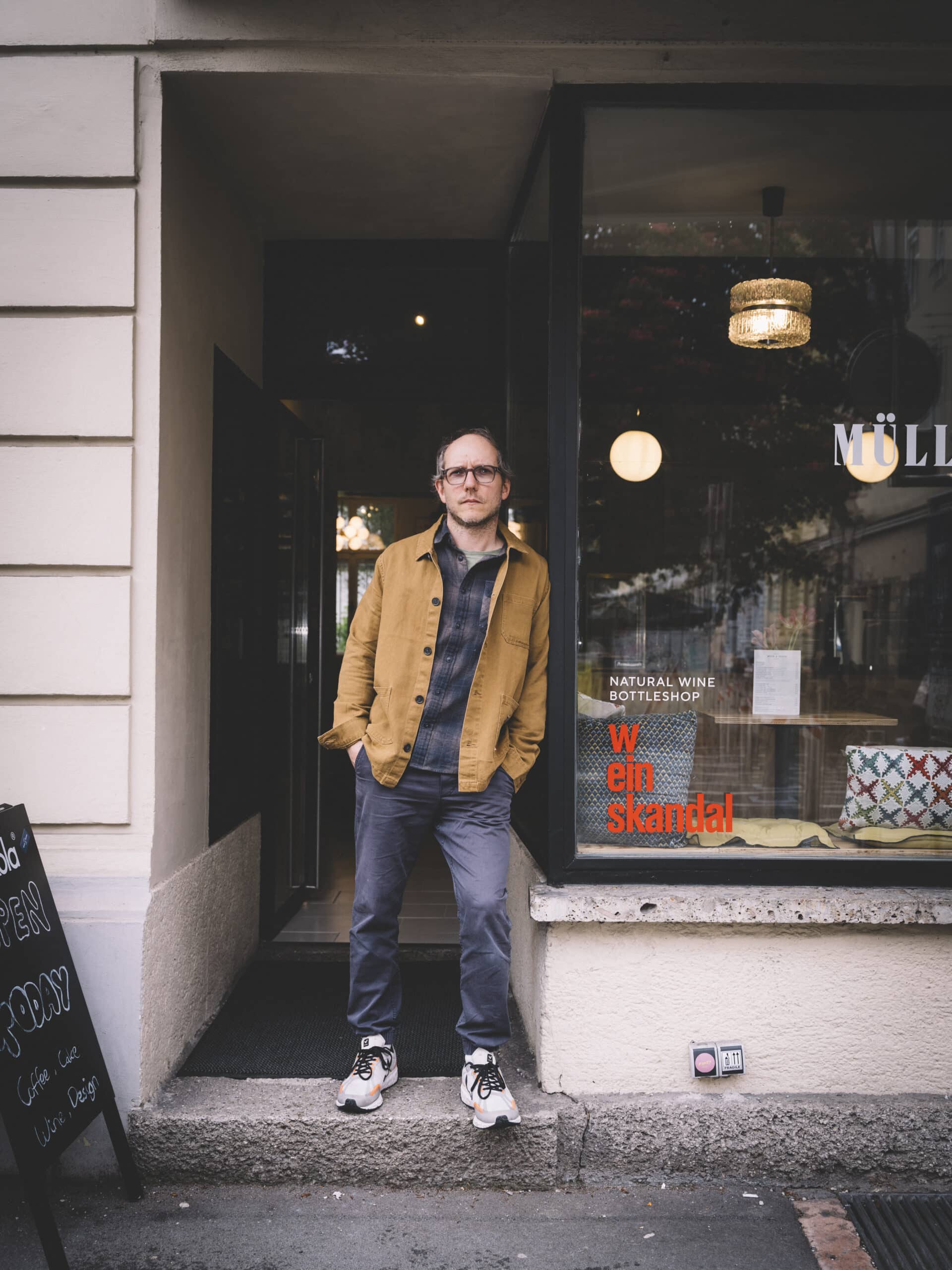 Andi, angelehnt im Eingangsbereich von Müller & Töchter